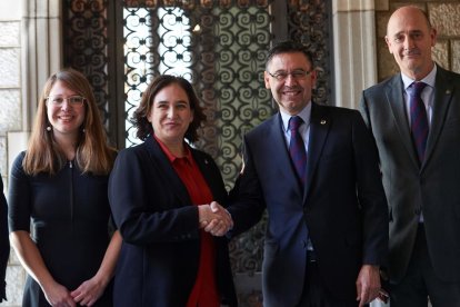 Janet Sanz, Ada Colau, Josep Maria Bartomeu y Jodi Moix, ayer en el ayuntamiento de Barcelona.