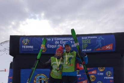 Clàudia Galícia y Oriol Cardona en el podio de la cronoescalada del Campeonato de España de Boí.