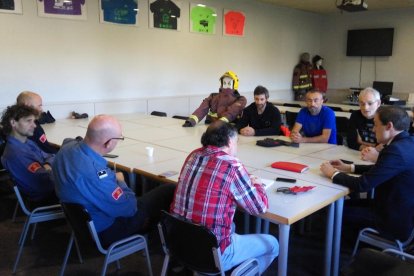 Reunió de sindicats i Crespín ahir al parc de Lleida.