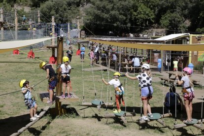 Imatge d'un grup de nens jugant en un parc d'aventura al municipi de Rialp.