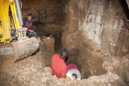 Imatges de les obres al molí i l’obús que van trobar.