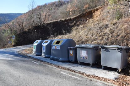 Els contenidors més pròxims, a la cruïlla de Cava i Ansovell.