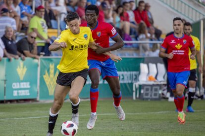 Pedro Martín se lleva el balón ante Bikoro.