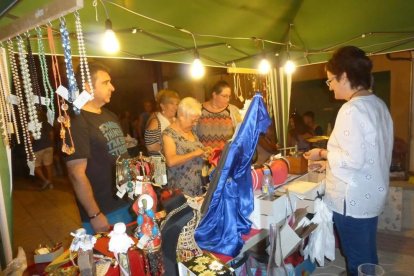 Un dels estands de la segona edició de la fira nocturna de Camarasa.