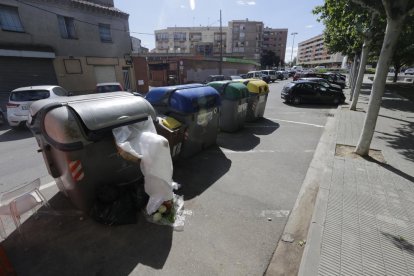 Imagen de una isla de contenedores en Balàfia. 