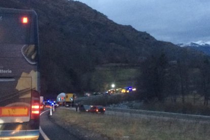 Vista del lugar del accidente ayer en la N-230 en Bossòst. 