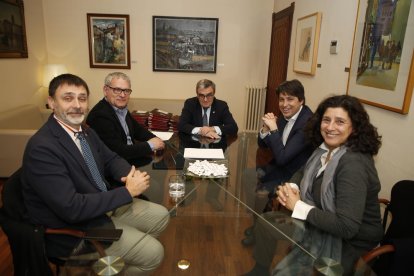 El alcalde recibió ayer a la junta de Sociedad Civil Catalana.