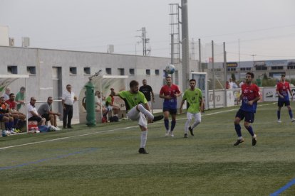 Una jugada del duel que va enfrontar ahir al Complex Esportiu Segrià el Torrefarrera i l’Alpicat.