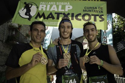 Els podis masculins i femenins de l’última jornada de la novena edició de la popular carrera de muntanya pallaresa.