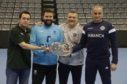 Jacobo Cuétara (Bidasoa), Antonio Rama (Granollers), Xavi Pascual (Barça) i Rafa Guijosa (Ademar) posen amb el trofeu al Barris Nord.