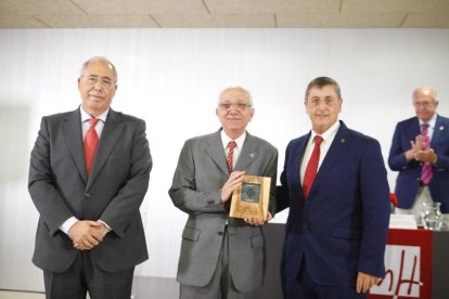 Lladonosa, entre el rector de la UdL y el presidente de la Xarxa.