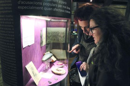 La muestra recoge documentos y amuletos contra las brujas.