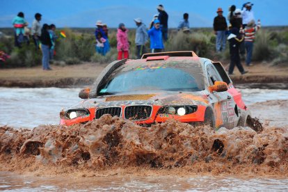 Isidre Esteve supera uno de los caudalosos ríos que se están encontrando los pilotos en el Dakar.