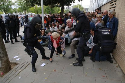 Imatge de les càrregues policials al col·legi electoral habilitat l’1-O al CAP de Cappont.