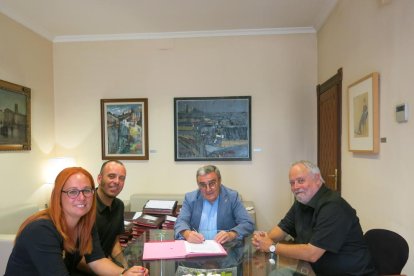 Firma del convenio, ayer con el alcalde y responsables del Centre.