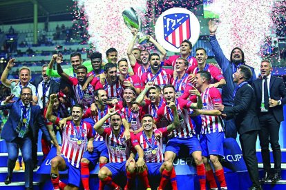 Diego Costa celebra el primer dels seus dos gols per a l’Atlético de Madrid a la Supercopa.