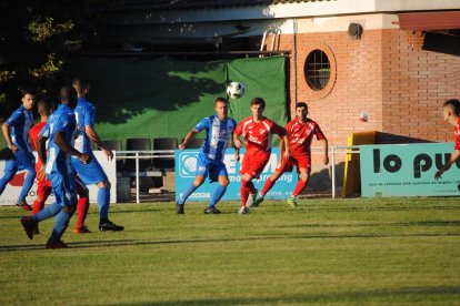 Una acció de l’amistós que van jugar ahir el Torregrossa i el Mollerussa.