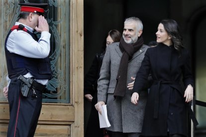 Inés Arrimadas i Carlos Carrizosa, sortint de la seu del Tribunal Superior de Justícia de Catalunya, ahir.