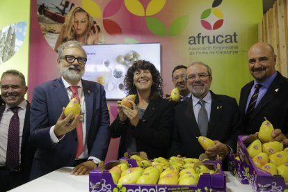 Fèlix Larrosa, Teresa Jordà, Ramon Farré y Joan Reñé, ayer en un estand de la Fira de Sant Miquel.