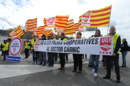 Concentración de UGT a las puertas del matadero Fortune Pig de Mollerussa, ayer.