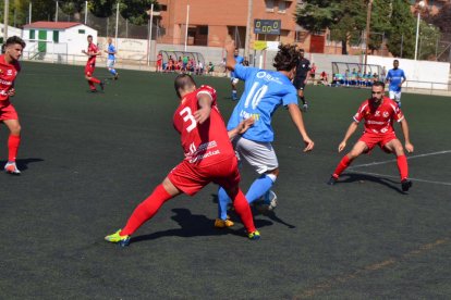 L’holandès Mink Peeters controla una pilota assetjat per un rival, ahir durant el partit.