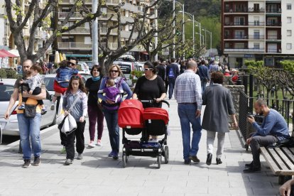 Els turistes omplen els carrers de les capitals de muntanya, com és el cas de Sort, a la foto.