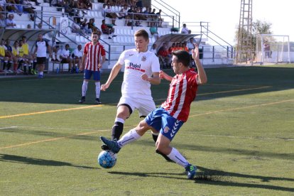 Un jugador del Manresa intenta robar la pilota a un del Borges.