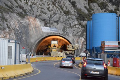 Els operaris treballaven ahir en una de les dos boques del túnel de Tres Ponts.