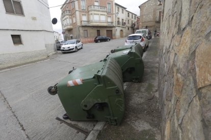 Depósitos volcados en Montoliu para evitar su uso  -  En Montoliu la empresa decidió volcar los contenedores tradicionales de recogida de basura para evitar que los vecinos los utilizaran una vez estrenado el puerta a puerta y a la espera de que  ...