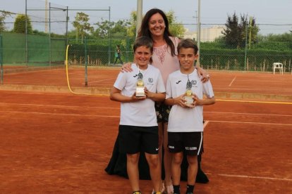 Lande y Adrià, con la presidenta del CT Urgell, Blanca Nos.