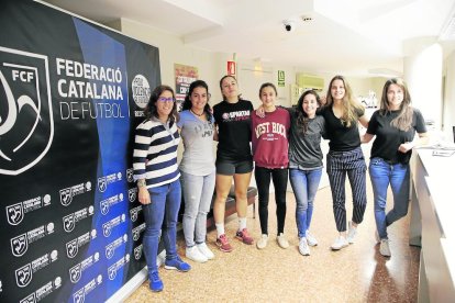 Alba, Iria, Marta, Alex, Rebeca, Maria y Glòria, siete de las ocho mujeres árbitras que tiene esta temporada el fútbol leridano.