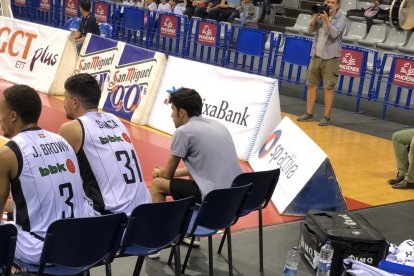 Dos cubos recogen el agua de las goteras en el partido del domingo.