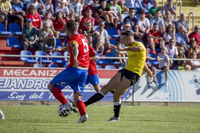 Pedro Martín prueba el disparo a puerta ante la oposición del capitán turolense Durán.