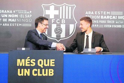 El presidente Josep Maria Bartomeu saluda a Lenglet ayer durante su presentación.