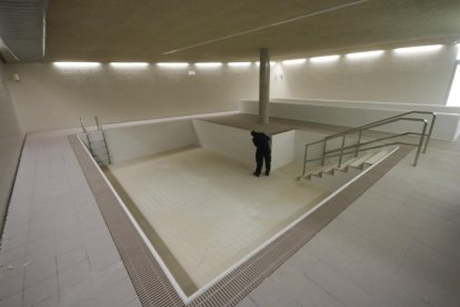 Imagen de archivo del vaso de la piscina mayor, con la otra mucho más alargada al fondo.