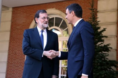 Mariano Rajoy y Pedro Sánchez se saludan a las puertas de Moncloa antes de la reunión.