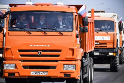 Vladímir Putin abre el puente al volante de un camión. 