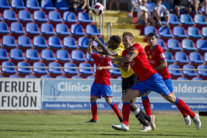 Alpha, empès pel capità del Terol per impedir-li que remati.