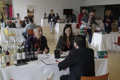 El palacio de congresos de la Llotja sirvió para que los bodegueros ofrecieran sus mejores productos.