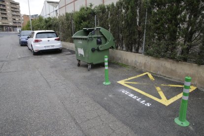 Imatge d’un dels espais que s’han habilitat a Almenar per dipositar els cubells de la brossa.