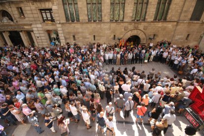 Minut de silenci a la plaça Paeria de Lleida.