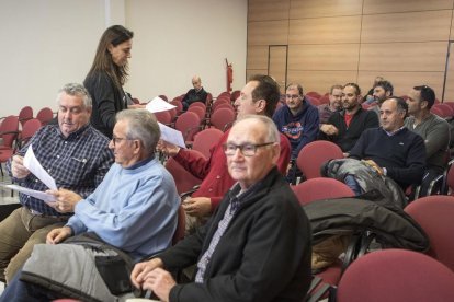 La junta de regants celebrada ahir a Tàrrega en la qual van participar una trentena de representants.