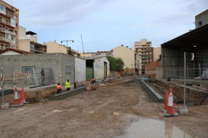 Sortida a l’avinguda del Canal - Les obres a la travessia Domènec Cardenal permetran obrir la via cap a l’avinguda del Canal. El tram de sortida és propietat d’Acudam i el projecte contempla la demolició dels murs per obrir el pas. Encara  ...