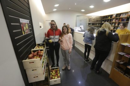 La oficina de la empresa de autobuses repartía ayer fruta. 