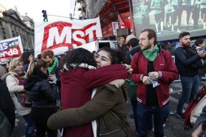 Miles de personas festejaron en Argentina la aprobación de la despenalización del aborto.