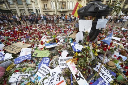 Ofrena a les Rambles després dels atemptats