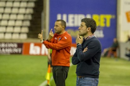 Gerard Albadalejo, en primer terme, durant el partit de diumenge passat davant de l’Alcoià.