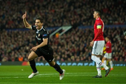 Ben Yedder celebra uno de los dos goles que le marcó ayer al Manchester United.