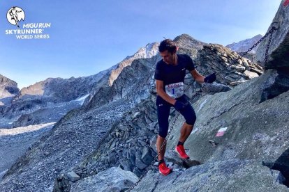 Kilian Jornet, en una de les zones de cordes fixes a més de 2.500 metres d’altitud.