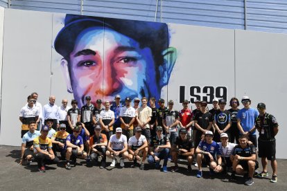 Piloto del Mundial posan frente al grafiti en tributo al fallecido Luis Salom en Montmeló.